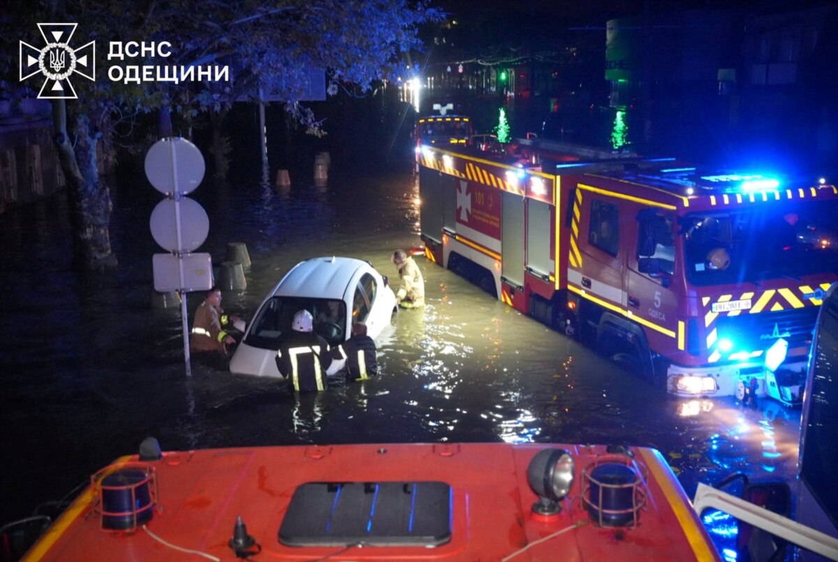 Загибель людей через негоду: Зеленький доручив міністру громад «повну перевірку роботи в Одесі»