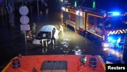 მაშველები ცდილობენ წყლიდან ავტომობილის ამოყვანას. ოდესა, 2025 წლის 1 ოქტომბერი