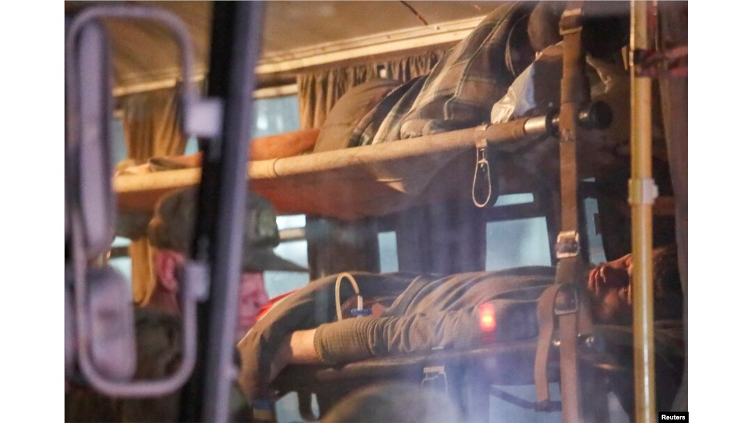 Militari ucraineni răniți evacuați de la Azovstal urmau să fie transportați la Novoazovsk, Ucraina, în 16 mai 2022.
