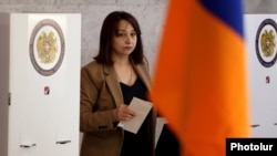 Armenia - A woman votes in parliamentary elections at a polling station in Yerevan, June 7, 2026.