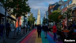 Vedere de pe Strada Curcubeului din Reykjavik, numită așa în onoarea persoanelor LGBT+. 10 august 2026