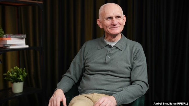 Ляўрэат Нобэлеўскай прэміі міру 2022 года Алесь Бяляцкі ў інтэрвію для Беларускай службы Радыё Свабода праз тры дні пасьля свайго вызваленьня з турмы. Вільня, 16 сьнежня 2025