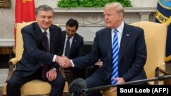 Özbegistanyň prezidenti Şawkat Mirziýoýew (çepde) we ABŞ-nyň prezidenti Donald Tramp. Waşington, ABŞ. 16-njy maý, 2018 ý.