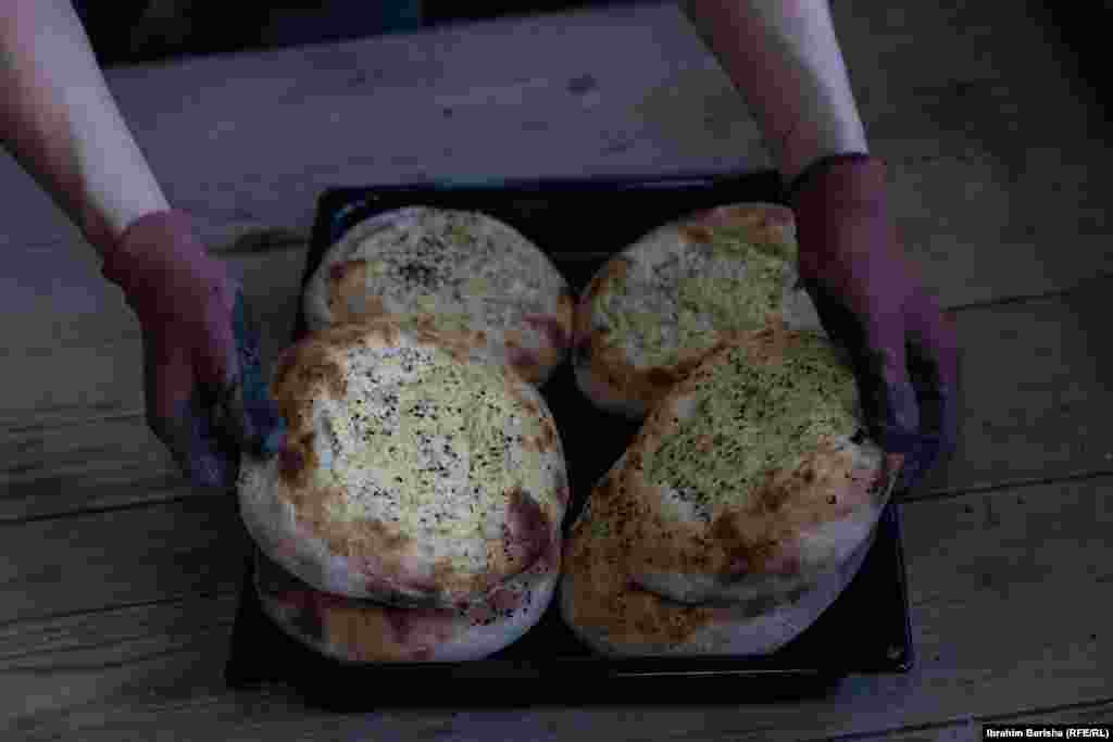 Bukëpjekësi në furrën "Isufi" në Prizren palos pitalkat në një tepsi para se t’ua shesë myshterinjve.Furra, e udhëhequr nga vëllezërit Hajdari, mburret me një traditë rreth 200-vjeçare.