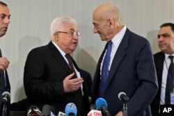 اولمرت و محمود عباس در یک نشست خبری در نیویورک در فوریه ۲۰۲۰؛ اولمرت می‌گوید هنوز هم تماس‌هایش با عباس ادامه 
