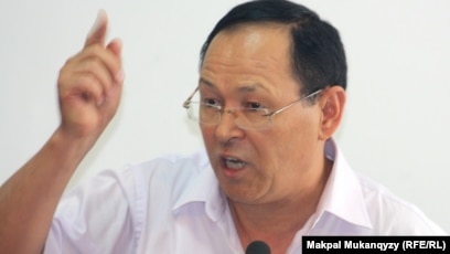 Үлкен әтештермен және үлкен кеудемен топтық секс