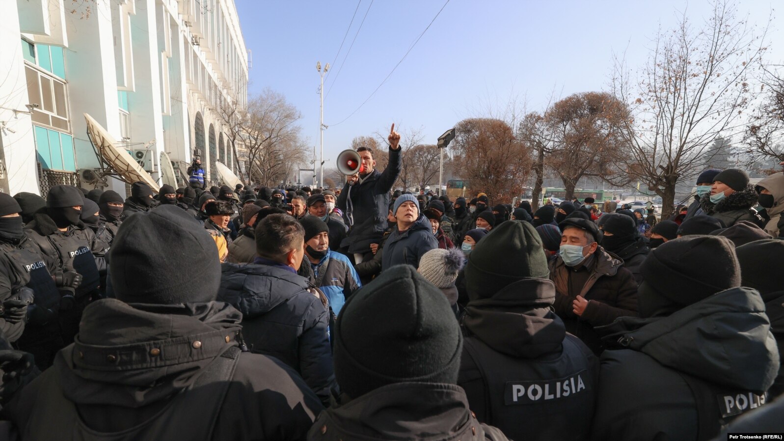 Гражданские активисты в окружении сотрудников полиции. Алматы, 10 января 2021 года.