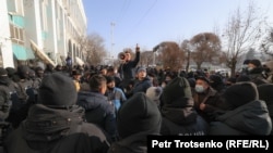 Гражданские активисты в окружении сотрудников полиции. Алматы, 10 января 2021 года.