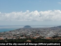 Вигляд на острів Ґаллінару з міста Альбенґи