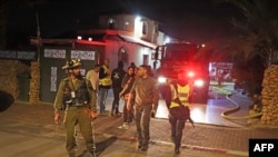 Pompierii la un incendiu provocat de resturile unei rachete interceptate într-o zonă rezidențială din apropierea orașului Tel Aviv, pe 5 martie 2026.