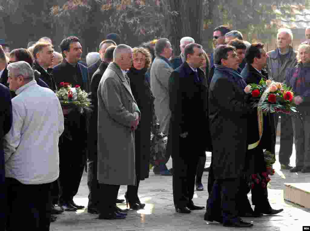 Првиот претседател на самостојна Македонија Киро Глигоров погребан во Алејата на великаните на градските гробишта Бутел во Скопје.