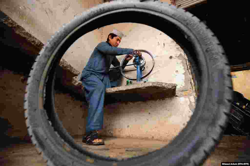 A Pakistani boy works at a shop as the world observes Universal Children&#39;s Day in Peshawar on November 20. (epa-EFE/Bilawal Arbab)