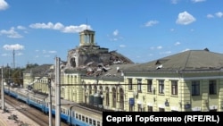 Вокзал Лозовая после российского обстрела (архивное фото)