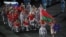 Российский флаг у члена белорусской делегации на открытии Паралимпиады в Бразилии