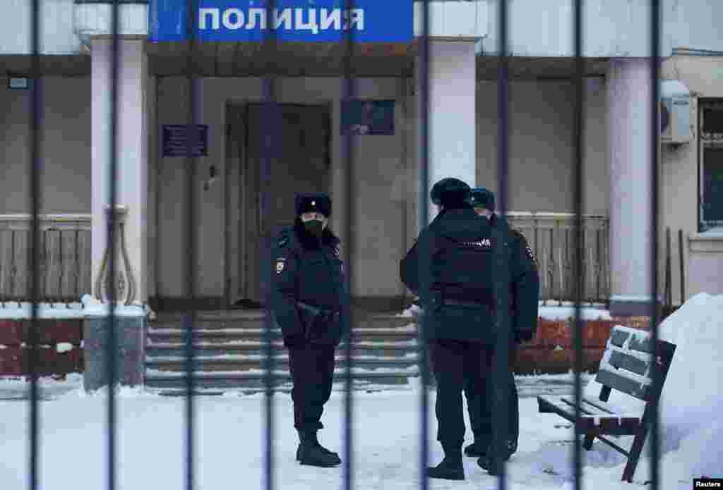 РУСИЈА - Рускиот опозициски лидер Алексеј Навални е сместен во ќелија во озлогласениот московски притвор откако судијата донесе одлука за 30 дневен притвор. Навални беше уапсен на аеродромот во Москва веднаш штом слета од Германија на 17 јануари.
