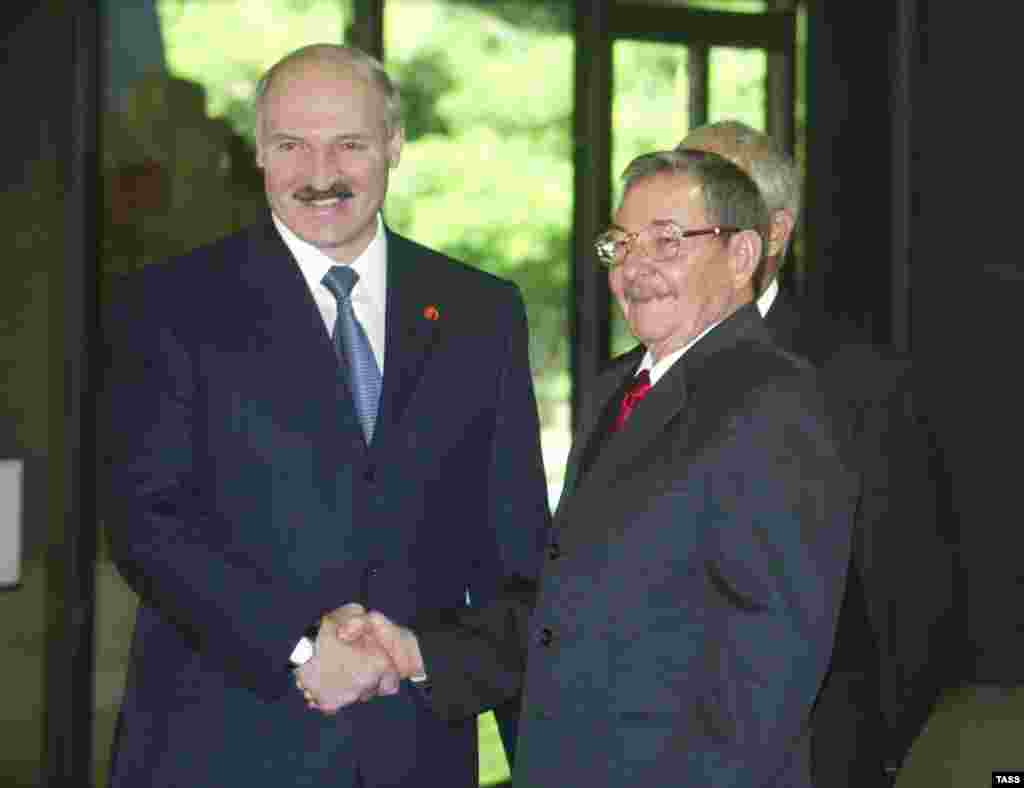 Caption: ITAR-TASS 11: CUBA, HAVANA. SEPTEMBER 17. Belarus President Alyaksandr Lukashenka (L) and Cuba's acting president Raul Castro shake hands during the XIV Non-Aligned Movement (NAM) Summit