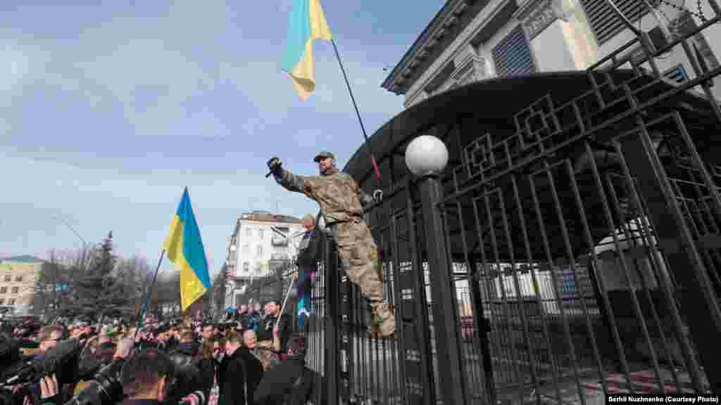 Спочатку агресивно налаштовані активісти закидали будівлю яйцями і зеленкою. Пізніше&nbsp;двоє молодиків перебралися через паркан