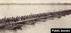 Trupele române traversează Dunărea, 1913.
