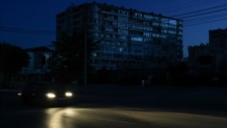 Автомобіль їде темною вулицею під час тимчасового вимкнення електроенергії, спричиненого атаками ЗСУ. Євпаторія, анексований Крим, липень 2026 року