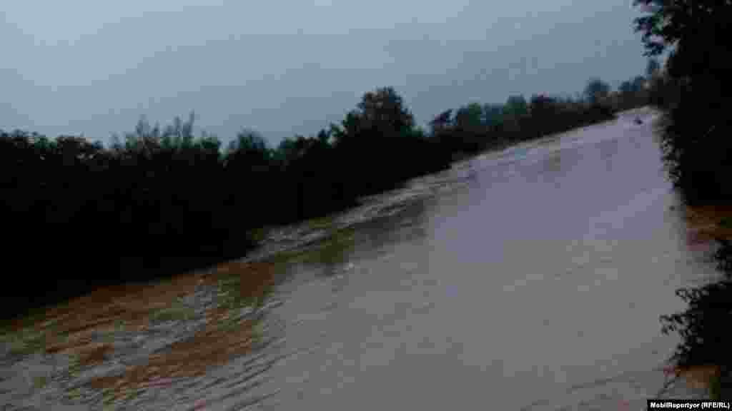 Bu fotonu Bəyazid Axundov adlı internet istifadəçimiz göndərib. O, fotoları Lənkəranda Boladi Seyidoba körpüsündə çəkdiyini yazır.&nbsp;