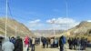 Жители Таласской области на месторождении золота Джеруй выступают против разработки рудника. 6 октября 2020 года.