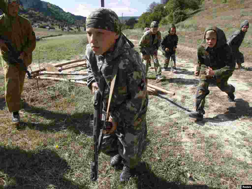 Кырымның Бахчасарай районында казакларның балалар өчен «Таврида-Сечь» исемле халыкара җәйләве эшли. Кырым казаклары монда балаларны һәм үсмерләрне туплап, альпинизм, кыр-урманнарда ориентлашу, физик әзерлек, спорт чаралары үткәрә, аларны патриотик рухта тәрбияли.