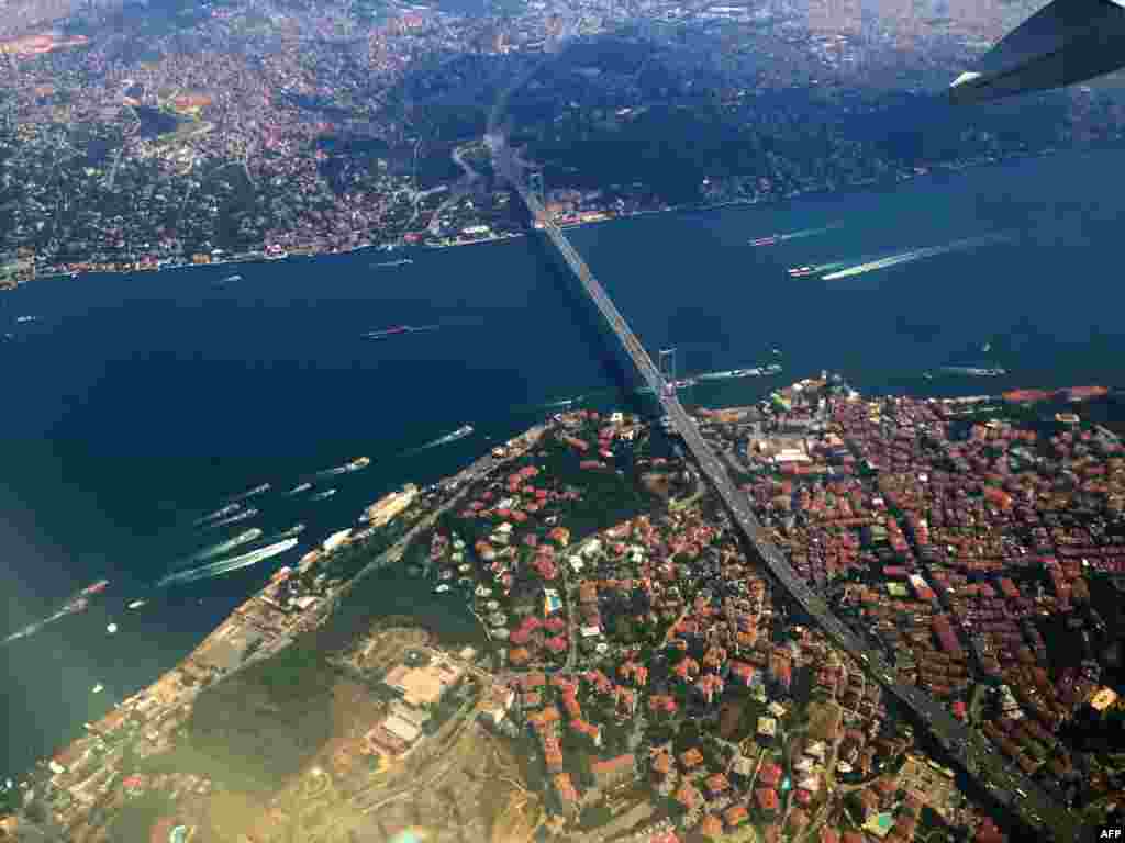 O imagine aeriană a strîmtorii Bosfor, unde marți a fost inaugurat tunelul feroviar ce leagă partea europeană a orașului de cea asiatică.