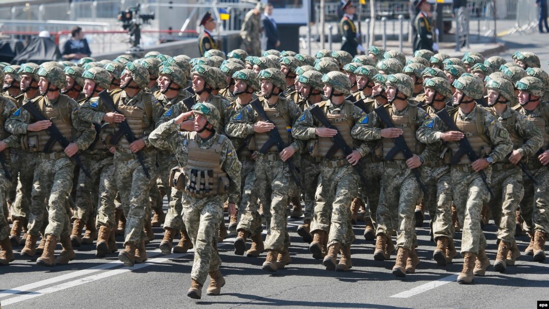 Украинские военнослужащие на Марше независимости в Киеве