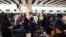Aglomerație și cozi la aeroportul Heathrow din Londra, ca urmare a atacului cibernetic. 