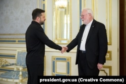 Президент України Володимир Зеленський і архієпископ, секретар Святого Престолу Пол Річард Галлагер, 20 липня 2026 року