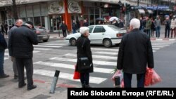 Архивска фотографија - Луѓе во центарот на Скопје.