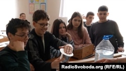 Учні сьомого класу Боярського академічного ліцею під час практичного заняття з фізики під менторством Учителя Слави