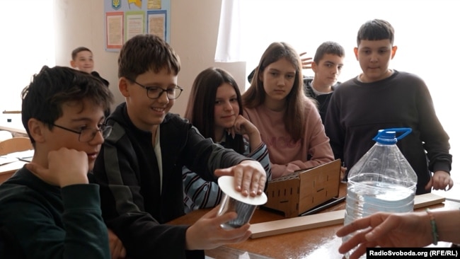 Учні сьомого класу Боярського академічного ліцею під час практичного заняття з фізики під менторством Учителя Слави