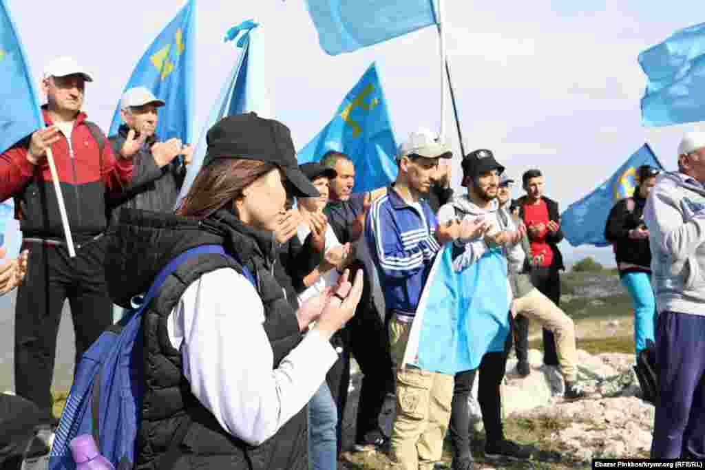Большинство молодых людей были с флагами и символикой крымскотатарского народа