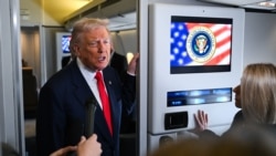 Президент США Дональд Трамп разговаривает с журналистами на борту самолета Air Force One, 31 октября 2025 года