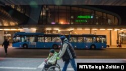 Az otthontalanokat segítő Menhely Alapítvány munkatársa mozgássérült férfinak segít Budapesten 2018. február 25-én (Fotó: MTI / Balogh Zoltán)