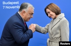 Prim-ministrul Ungariei, Viktor Orban, o salută pe președinta Maia Sandu, în cadrul Summitului Comunității Politice Europene de la Budapesta din 7 noiembrie.