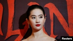 Минулоріч «Мулан» також закликали бойкотувати після заяв виконавиці головної ролі у фільмі Лю Іфей на підтримку поліції під час розгону протестувальників на продемократичних акціях у Гонконгу