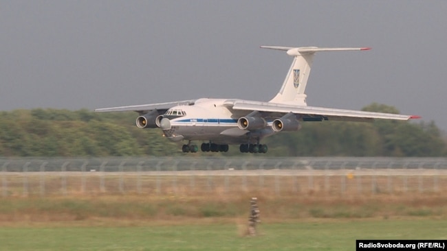 Військово-транспортний літак Іл-76 заходить на посадку в аеропорту поблизу Борисполя, жовтень 2020 року