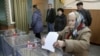 Голосування на одній з виборчих дільниць у селищі Шевченко (Красноармійський район, Донецька область). 25 жовтня 2015 року