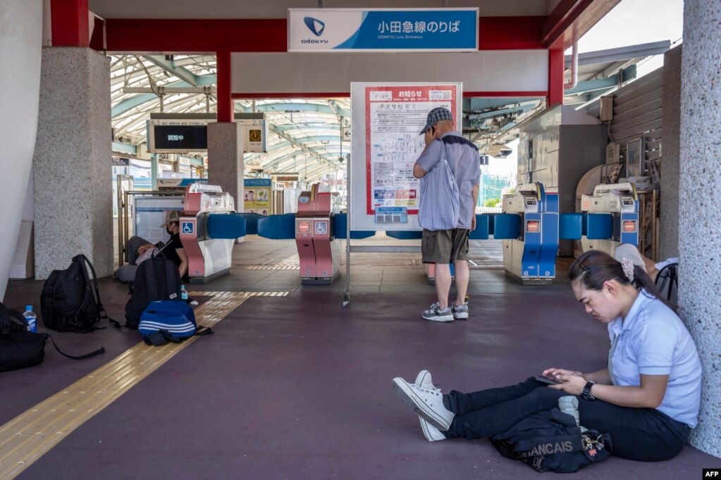 Njerëz presin para stacionit hekurudhor në Fudhisava, i cili është mbyllur për shkak të paralajmërimit për cunam, në prefekturën Kanagava të Japonisë, më 30 korrik 2025.
