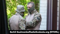 Співробітники СБУ під час обшуків у будинку Віктора Медведчука в Києві, 11 травня 2021 року