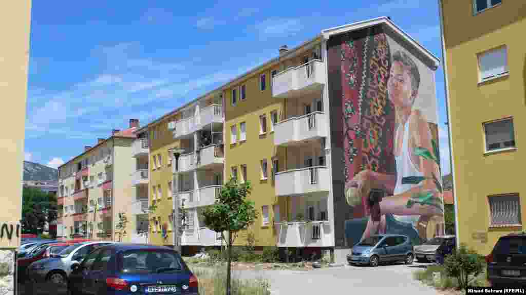 Mural na jednoj obnovljenoj zgradi u Ulici Alekse Šantića, djelo autora umjetničkog imena Wuper iz Beograda, nastao 2020. godine.