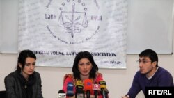 ეკა სირაძე-დელონე, ”სამართლიანი არჩვენების” ლიდერი (მარცხნივ), თამარ ხიდაშელი, „ახალგაზრდა იურისტთა ასოციაციის“ ხელმძღვანელი (ცენტრში) და აგიტ მირზოევი, ექსპერტი
