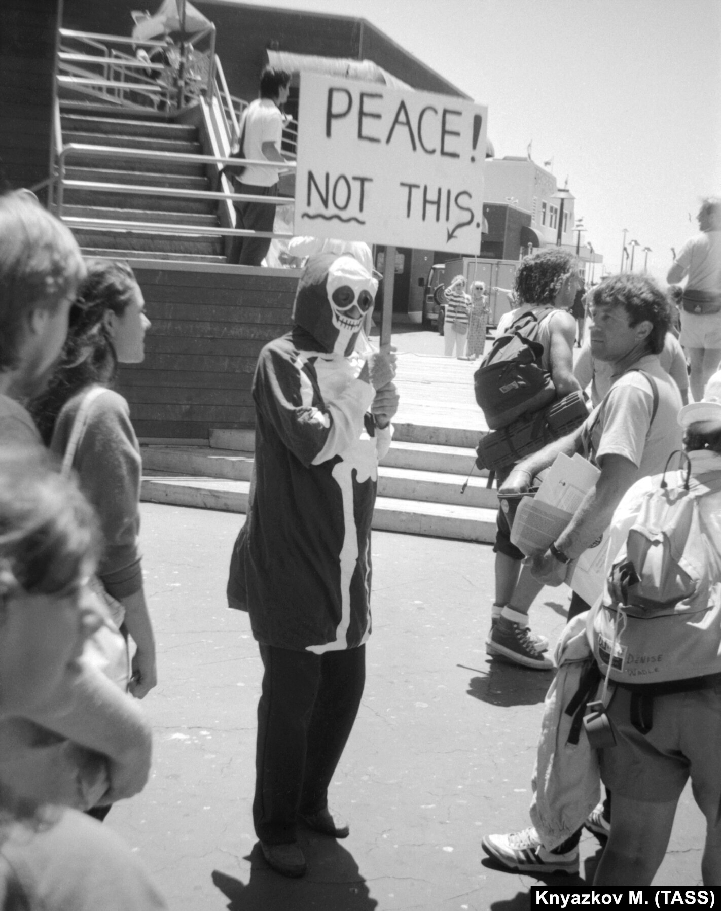 1988 年，加州聖克魯斯的反戰抗議者。