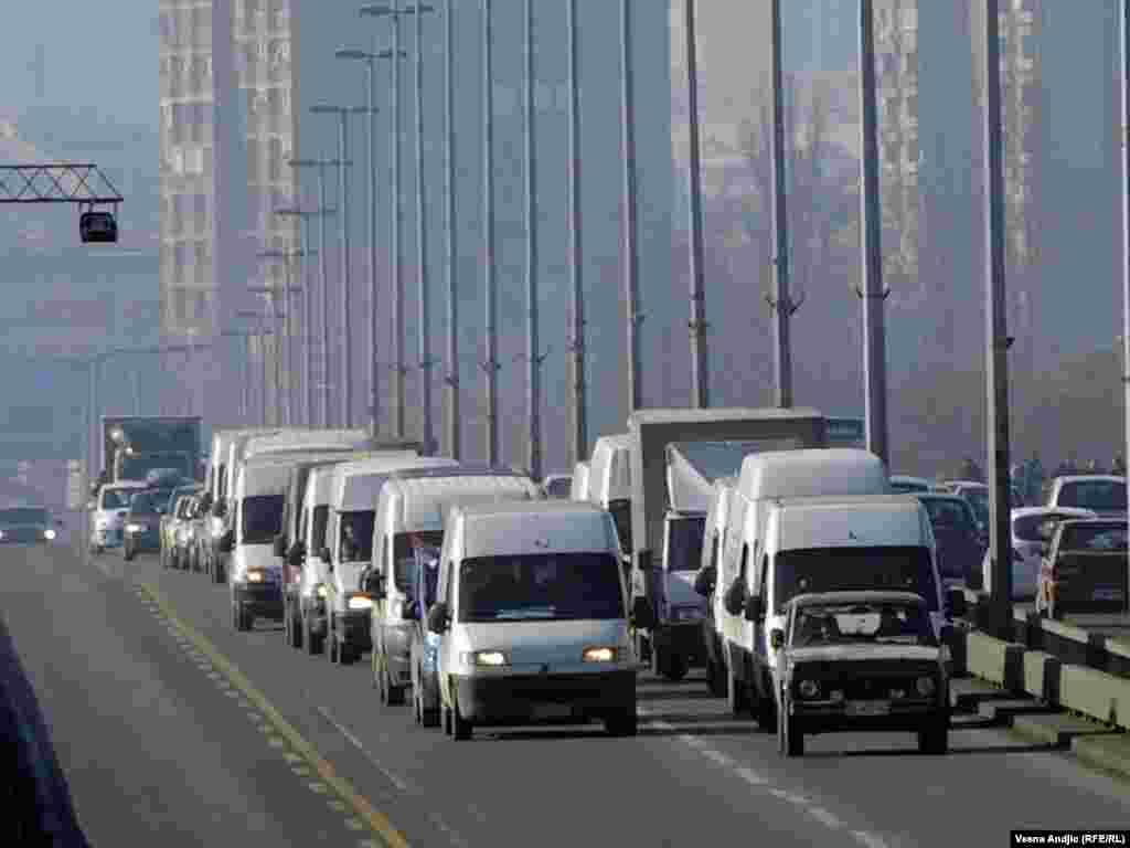 Srbija - Taksa na luksuz natjerala je nekoliko stotina kombi prevoznika u Beogradu, Nišu i Novom Sadu na protestnu vožnju, Beograd. 11.02.2011. Foto: RSE / Vesna Anđić 