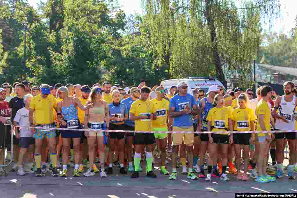 Дорослі спостерігають за дитячим фінішем
