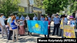 Протестующие на улице, где расположено консульство Китая. Алматы, 18 мая 2021 года.