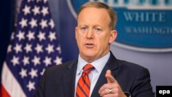 Шон Спайсер выступае на брыфінгу ў Вашынгтоне 11 красавіка