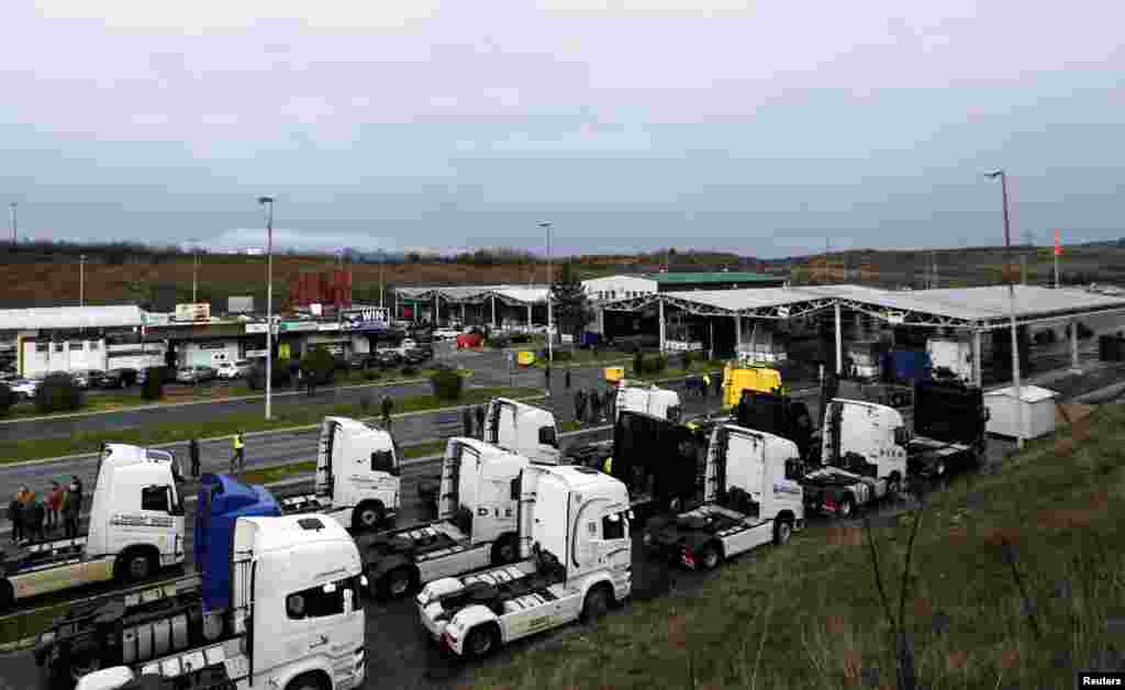 Блокиран граничниот премин „Богородица“.Стотици компании од транспортната дејност се противат на новата евиденција на Системот за влез/излез (ЕЕС) на професионалните возачи на граничните премини при транспорт низ земјите од Европската унија.